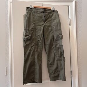 Social Standard Army green cargo pants. Ankle length. Wide leg. Patch pockets.